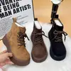 Populares botas Martin de suela gruesa para mujer, nuevo estilo invierno 2026, zapatos de algodón del noreste, que aumentan la altura, forrados de felpa, cálidos y hechos de gamuza, perfectos para clima nevado