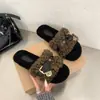 Chinelos de pelo macio para mulheres, perfeitos para usar com vestidos, nova coleção outono/inverno 2026, design versátil com fivela preta, chinelos casuais que aumentam a altura