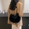 Bolsa Pequeña Suave de Peluche para Leche Otoño Nueva 2025 Bolsa Portátil para Viajes Diarios Más Fácil de Combinar Bolsa Peluda Bolso Cruzado para Mujer Generación Única