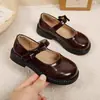 Sapatos para meninas, sapatos de princesa de couro para crianças, novo estilo primavera e outono 2026, sapatos pretos estilosos de calçar para meninas, sola macia, atacado