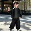 Conjunto de Primavera y Otoño para Niños 2026 Nuevo Estilo Moda Infantil Chaqueta de Cuero Bebé Estilo Coreano Atuendo de Otoño Conjunto de Tres Piezas Moderno