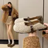 Zapatos planos peludos de estilo coreano con suela blanda para mujer, zapatos planos versátiles de punta fina para otoño e invierno 2026, nuevos estilos en gris, blanco, marrón oscuro y caqui