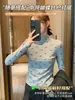 Camisa de Capa Interior H578 con Cuello Medio Alto y Lazo Floral para Mujer, Nueva Versátil de Primavera y Otoño, Ajustada, Manga Larga