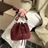 Bolso de Mano con Cordón de Estilo Coreano de Moda de Este Año 2026 Verano Nueva Moda Ins Bolso Cubo Cruzado de un Solo Hombro