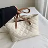 La popular bolsa de mano grande de este año para estudiantes, casual, con bordado de diamantes, cadena en el hombro, textura de nicho, bolsa cruzada