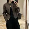 Tamaño actualizado. Elegante chaqueta corta de gamuza estilo francés y vintage, perfecta para figuras petite, una elegante chaqueta de cuero