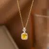 Colar de Aço Titânio Dongguan para Mulheres com Pingente em Forma de Coração com Diamante Rosa Microincrustado, Corrente para Clavícula Versátil e da Moda, Banhado a Ouro 18K