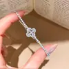 Pulsera de hebilla redonda de circonita cúbica súper brillante, con un diseño moderno y minimalista, un estilo único y discreto, y un aspecto versátil y de alta gama.