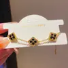 Pulseira de Acrílico Rombo com Flor de Quatro Folhas Banhada a Ouro Real 14K Luxo Acessível High-End Retrô Simples Nicho Joia de Mão