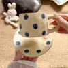 Encanto atemporal - Taza y platillo de cerámica pintados a mano en acabado mate - Taza y platillo de café vintage de cerámica con lunares azules - Exquisita taza de té de la tarde