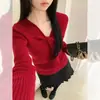 Elegante camiseta base de punto con cuello en V retorcido para mujer, chic y única para otoño e invierno, top ajustado y favorecedor