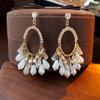 Aretes de borla de perlas de lujo ligero de alta gama estilo frío aretes de diseño exquisito a la moda combinables aretes dorados para mujer