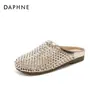 Pantuflas cerradas para mujer 2025 nuevo estilo de verano con pedrería, malla transpirable, diseño hueco, adecuadas para usar al aire libre, zapatos planos casuales para mujer