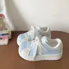 Sapatos brancos estilo japonês com renda doce e sola grossa para mulheres, bico redondo, sapatos fofos e peculiares, versáteis, resistentes ao desgaste, tênis casuais antiderrapantes para estudantes