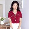 Camiseta corta de verano estilo Chanel de seda helada con cuello de muñeca, flor de coche, botones en el pecho, manga corta fina, top de punto de seda brillante para mujer