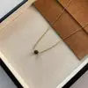 Collar de amor hueco de acero de titanio resistente a la decoloración para mujer, colgante de amor con diseño de nicho de lujo ligero, cadena de clavícula de temperamento versátil