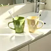 Copo plástico moderno minimalista para enxaguante bucal para uso comercial em hotéis e pousadas, com alça, adequado para uso doméstico como copo para escovar os dentes