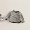 [No se aceptan devoluciones ni cambios] Camiseta a rayas estilo coreano para bebé, nuevo modelo de primavera 2026 para niñas, elegante camiseta base con bloques de color, moderna