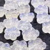 Pingente Pequeno Flor de Cinco Pétalas de Calcedônia Branca em Gelatina de Lichia Natural, Ágata Fonte de Sal com Furo Horizontal Flor de Ameixa Acessórios para Joias DIY Atacado