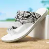 Sandalias transfronterizas para hombre de talla grande, pantuflas de verano de alta gama, chanclas antideslizantes y resistentes al desgaste con estampado de serpiente para hombre