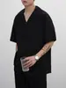 Camisa de Manga Curta Listrada Vertical de Luxo Leve para Homens no Verão Estilo Coreano Tendência Casual Solta Caimento Fluido Não Amassa Meia Manga