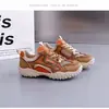 Zapatos de papá de malla de cuero suave de moda con suela gruesa para mujer, nuevo estilo de verano, zapatillas de malla de suela blanda, zapatos deportivos casuales transpirables y versátiles