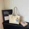 Nova Bolsa Tote de Alta Qualidade e Grande Capacidade 2026, Bolsa de Ombro Transversal Elegante e Versátil com Pingente de Ursinho de Desenho Animado Fofo