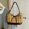 Bolsa Tote de Puntos Blancos para Mujer, Bolso de Hombro de Gran Capacidad, Versátil para el Trabajo, Lindo Colgante de Oso, Bolso de Moda Popular para Mujer