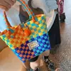 HD6127A05 Bolso de Mano Tejido de Plástico a Cuadros Coloridos Frescos Bolso de Paja Casual Bolso de Playa