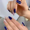 Uñas postizas de color azul real liso con lunares, forma almendrada larga, base color nude con lunares pequeños azules, uñas postizas retro simples terminadas
