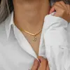 Moda Cruzada Europeia e Americana Simples Versátil Colar Joia Aço Inoxidável Banhado a Ouro 18K Corrente Rasa de Cobra Colar com Letra Zircônia