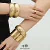 Pulsera texturizada con relieve, Pulsera texturizada de borde ancho que no se decolora, Moda de lujo ligero transfronteriza, Joyería de mano de estilo de lujo ligero para mujer