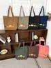 Bolsa de ombro em jeans lavado divertida e charmosa para outono e inverno, bolsa tote vintage com bordado de desenho animado desgastado, bolsa de tecido jovem e versátil