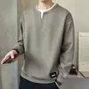 Moletom masculino com visual de designer, duas peças em uma, camiseta de manga comprida sem capuz, top masculino versátil e moderno para primavera e outono