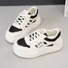 Zapatillas blancas de suela gruesa para mujer con un tacto cómodo, nuevos zapatos de moda para otoño de 2026, zapatillas casual versátiles estilo coreano MR055