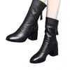 Novas Botas de Couro Macio de Cano Médio para Outono e Inverno para Mulheres, Botas Longas de Salto Grosso, Botas Versáteis de Bico Fino com Salto Médio Espesso e Fino