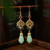[Tecnología de espejo] Pendientes antiguos de estilo marea nacional con esmalte chapado en oro de imitación de orquídea de jade hetiano.