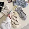 Meias de Tecido Listrado com Borda Enrolada Estilo Coreano Novas para Primavera e Verão para Mulheres, Meias Curtas Respiráveis em Blocos de Cor Simples, Meias Soltas Sem Costura