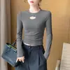 Camiseta feminina curta, de gola redonda e manga longa, perfeita como camada base para primavera e outono, com corte justo, design vazado e um estilo cropped moderno.
