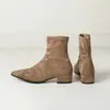 Botas femininas curtas para outono e inverno, importadas, plus size, bico fino, sola de borracha macia, design slip-on antiderrapante, salto médio leve, cor sólida, botas estilo Martin