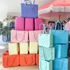 Bolso de playa de un solo hombro, bolsa de compras perforada impermeable, cesta de almacenamiento de mano para mujer, bolsa de camping, bolso de mano de moda callejera