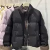 Casaco de algodão com gola alta em cor contrastante para mulheres, estilo curto para o inverno, novo modelo popular de 2026, jaqueta fashion espessa para mulheres baixinhas