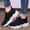 Zapatos de mujer transfronterizos para primavera y verano, con parte superior de malla flyknit, suela gruesa, diseño transpirable con patrón de rombos, ajuste tipo calcetín, color liso, versátiles y de estilo casual