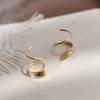 Pendientes pequeños giratorios geométricos de lujo, sencillos, elegantes y de alta gama para mujer.
