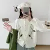 Jaqueta Cardigan de Tricô Bordada Floral com Gola Redonda, Estilo Coreano, Outono e Inverno, Suéter Versátil e de Design Suave para Mulheres