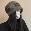 Gorro de Invierno de Moda Estilo Coreano para Mujer con Circunferencia de Cabeza Grande, Adelgazante del Rostro, Cálido, Protector de Orejas, Elegante Turbante de Felpa con Letras