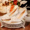 Sapatos de Casamento com Salto Bloco em Estoque para Noivas, Confortáveis para os Pés, Sapatos de Cristal Versáteis para Vestidos de Casamento, Novos Saltos Altos de Noivado 2026
