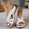 Pantuflas para mujer talla grande, nuevo estilo europeo y americano 2026, tacón de cuña, suela gruesa, caladas, tachonadas, pantuflas de flores, venta al por mayor.