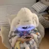 Adorable Perro de Orejas Grandes con Capucha de Felpa de Coral Bata de Baño Estilo Invierno Felpa Engrosada Pijamas a Cuadros Perro Canela Ropa de Casa