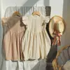 Ropa infantil estilo coreano Vestido de niña con pliegues franceses Colección de verano 2025 con cuello alto y mangas volantes, dulce vestido de princesa